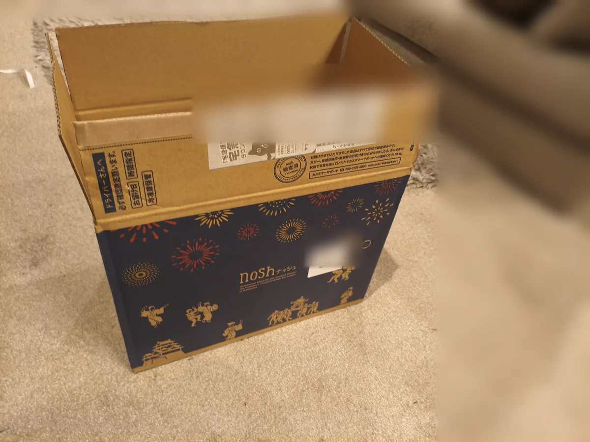 ナッシュ(nosh)が届いた段ボール箱